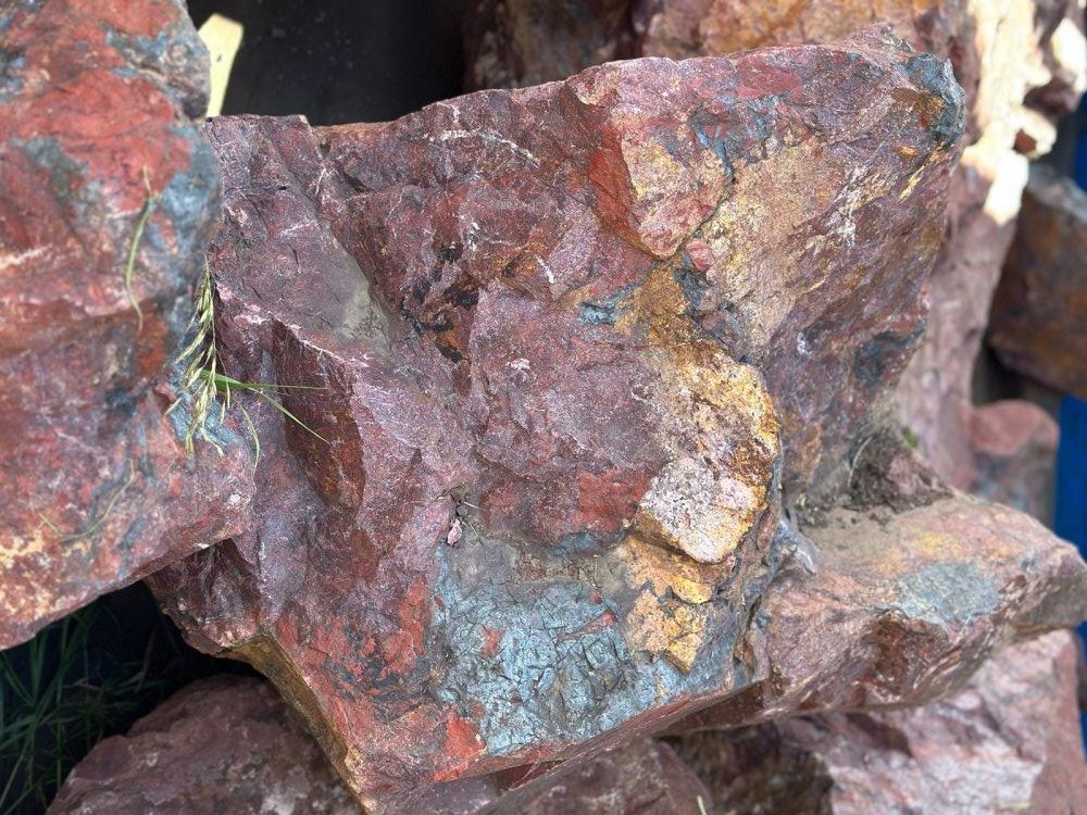 Камни для ландшафтного дизайна красно-фиолетовые 10-60 килограмм купить в Еманжелинске