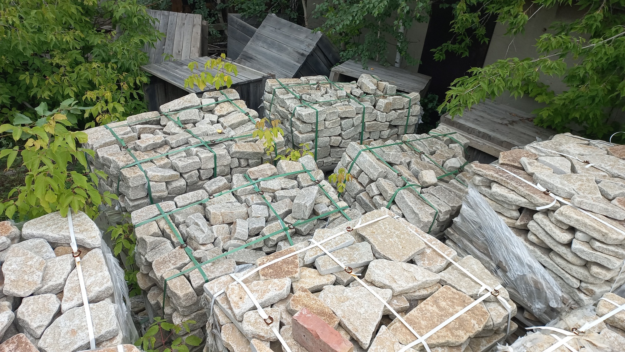 Плитняк галтованный гранитный для ландшафтного дизайна купить в Еманжелинске