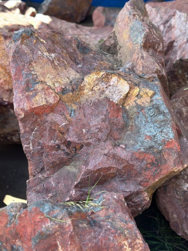 Камни для ландшафтного дизайна красно-фиолетовые 10-60 килограмм купить в Еманжелинске