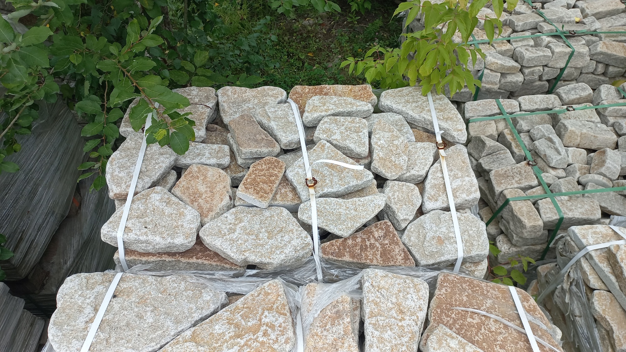 Плитняк галтованный гранитный для ландшафтного дизайна купить в Еманжелинске