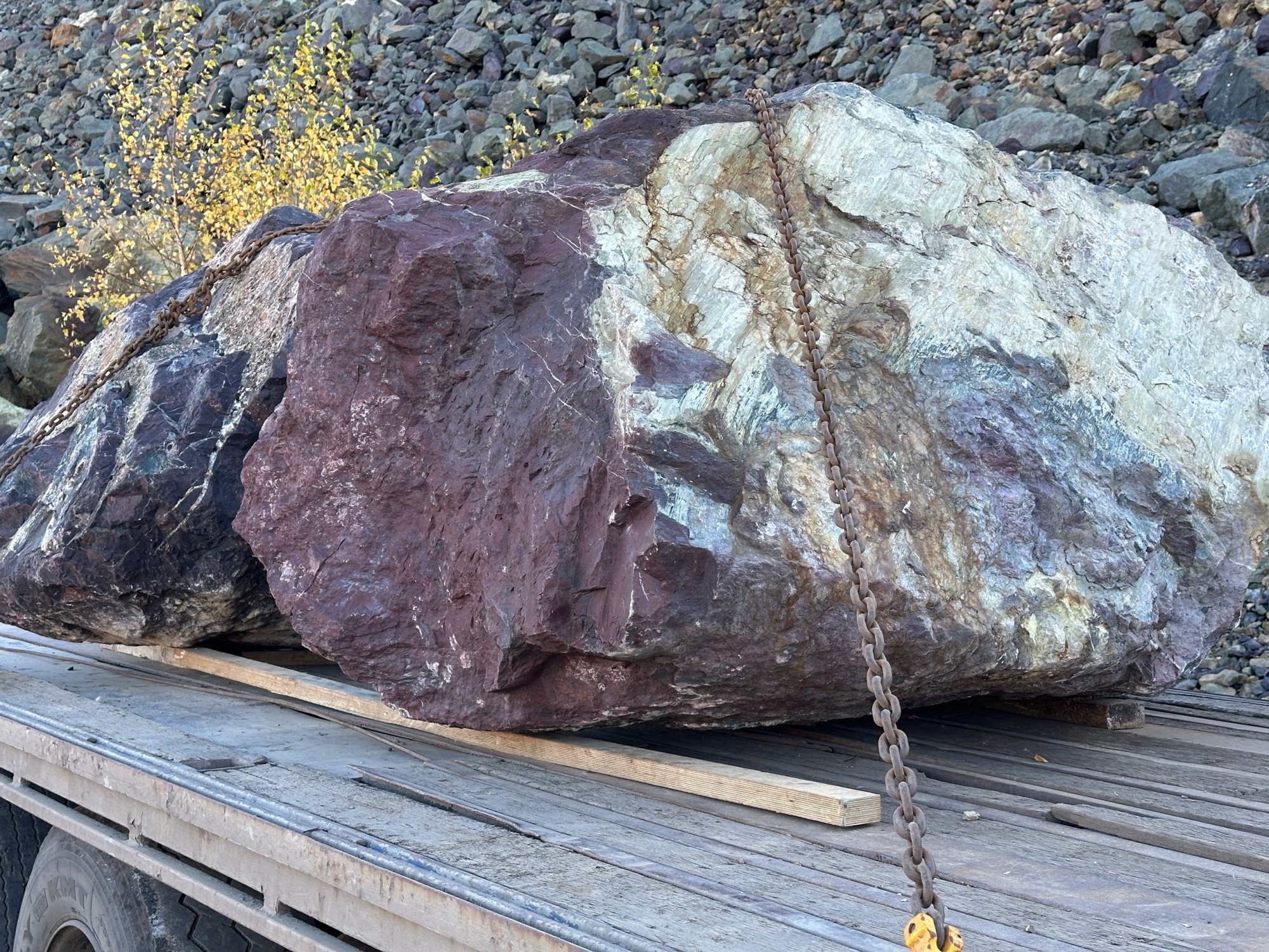 Огромные красно-фиолетовые валуны для ландшафтного дизайна весом более 5 тонн купить в Еманжелинске