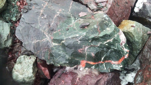 Гигантские зелёные валуны для ландшафтного дизайна весом более 5 тонн купить в Еманжелинске