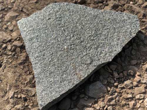 Плитняк златолит Уральский для цоколя, отмостки купить в Еманжелинске