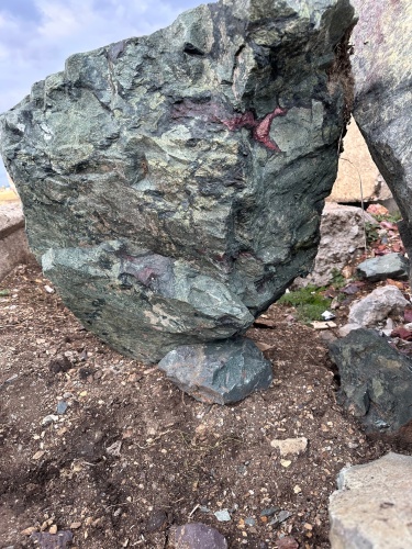 Гигантские зелёные валуны для ландшафтного дизайна весом более 5 тонн купить в Еманжелинске