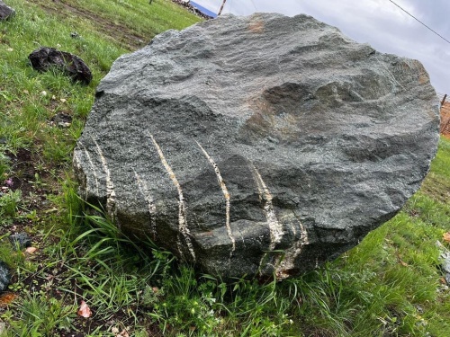 Гигантские зелёные валуны для ландшафтного дизайна весом более 5 тонн купить в Еманжелинске