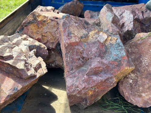 Ландшафтные глыбы красно-фиолетовые 200-1000 килограмм купить в Еманжелинске