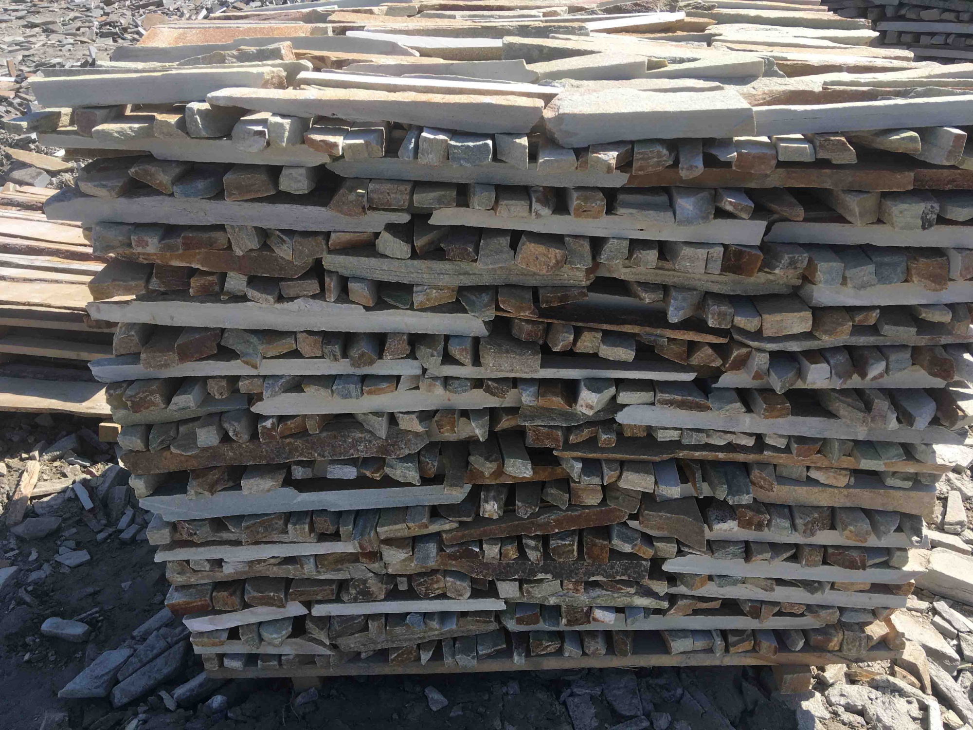 Горбушка златолит золотистый для облицовки купить в Еманжелинске