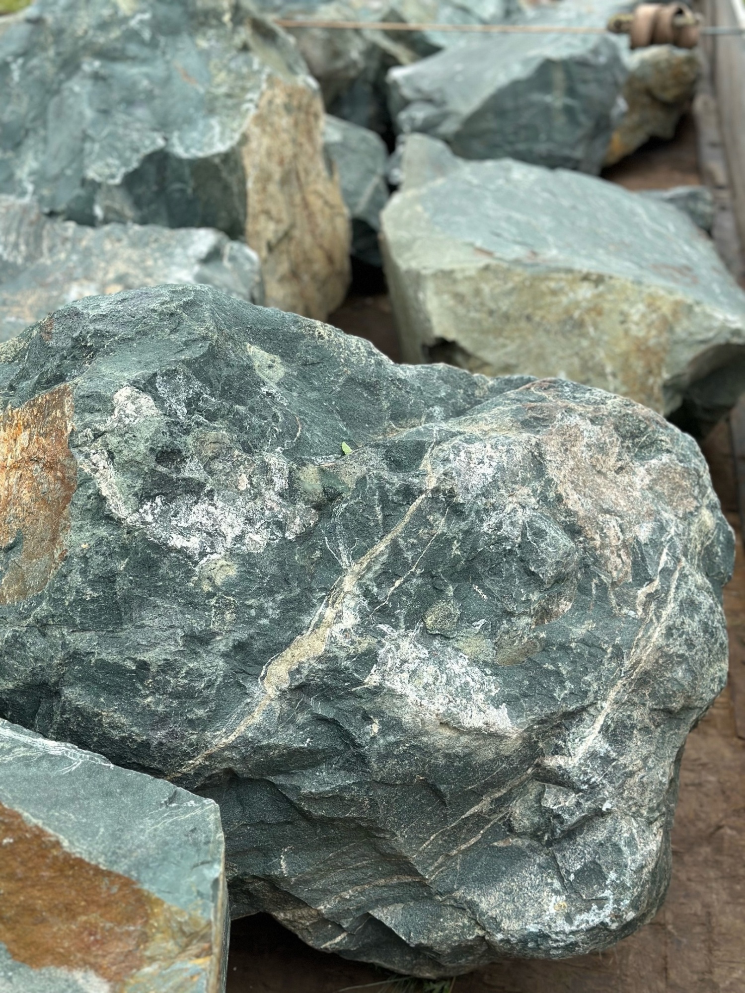 Камни для ландшафтного дизайна зелёные 10-60 килограмм купить в Еманжелинске