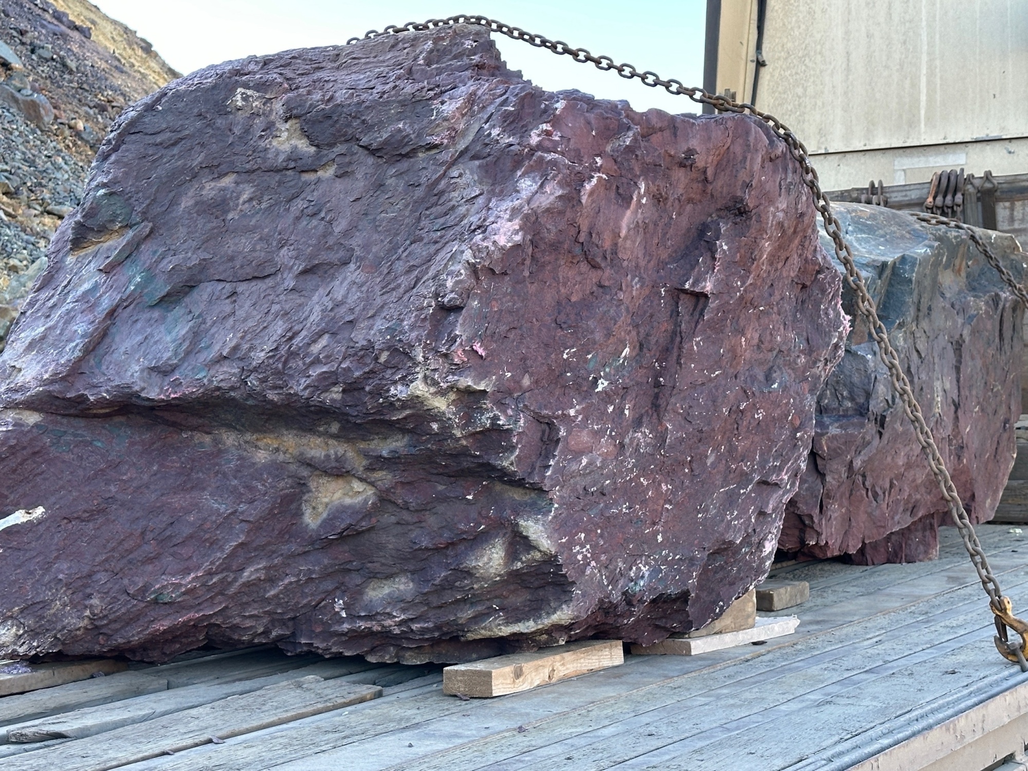 Огромные красно-фиолетовые валуны для ландшафтного дизайна весом более 5 тонн купить в Еманжелинске