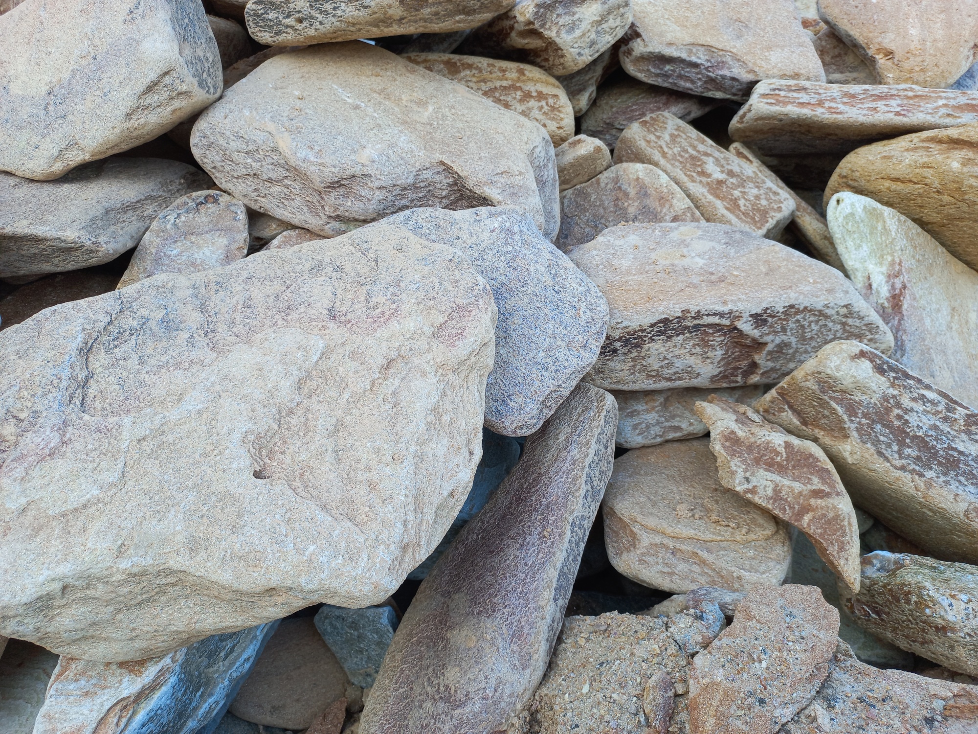 Златолит жёлтый, жёлто-зелёный глыбки и валуны для ланшафтного дизайна купить в Еманжелинске