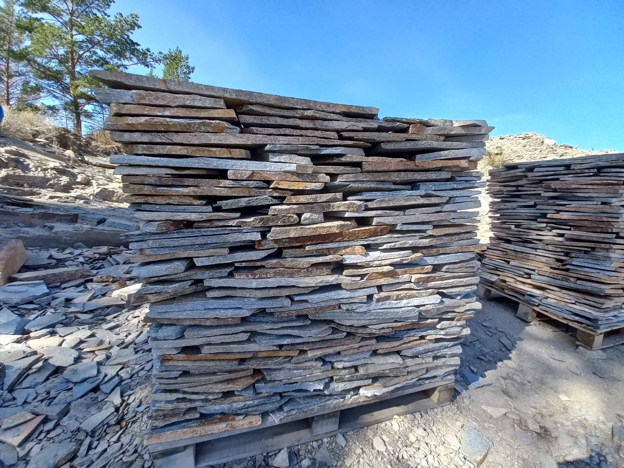 Плитняк златолит серебристый для фасада купить в Еманжелинске