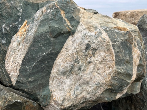 Гигантские зелёные валуны для ландшафтного дизайна весом более 5 тонн купить в Еманжелинске