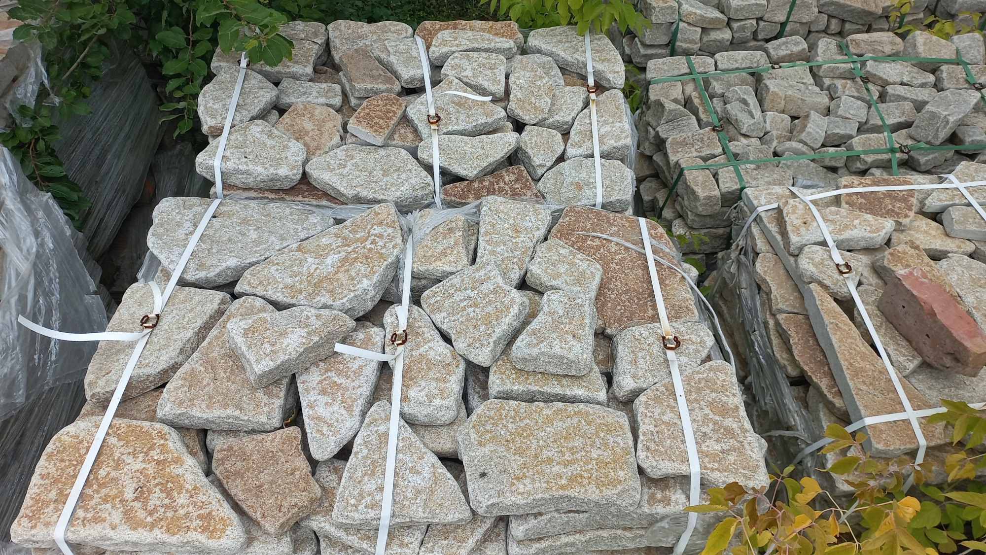 Гранитный плитняк галтованный для мощения купить в Еманжелинске