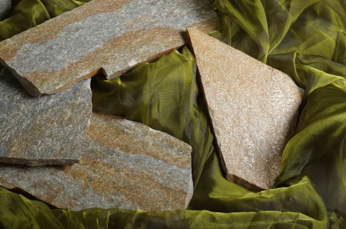 Плитняк златолит Уральский для цоколя, отмостки купить в Еманжелинске