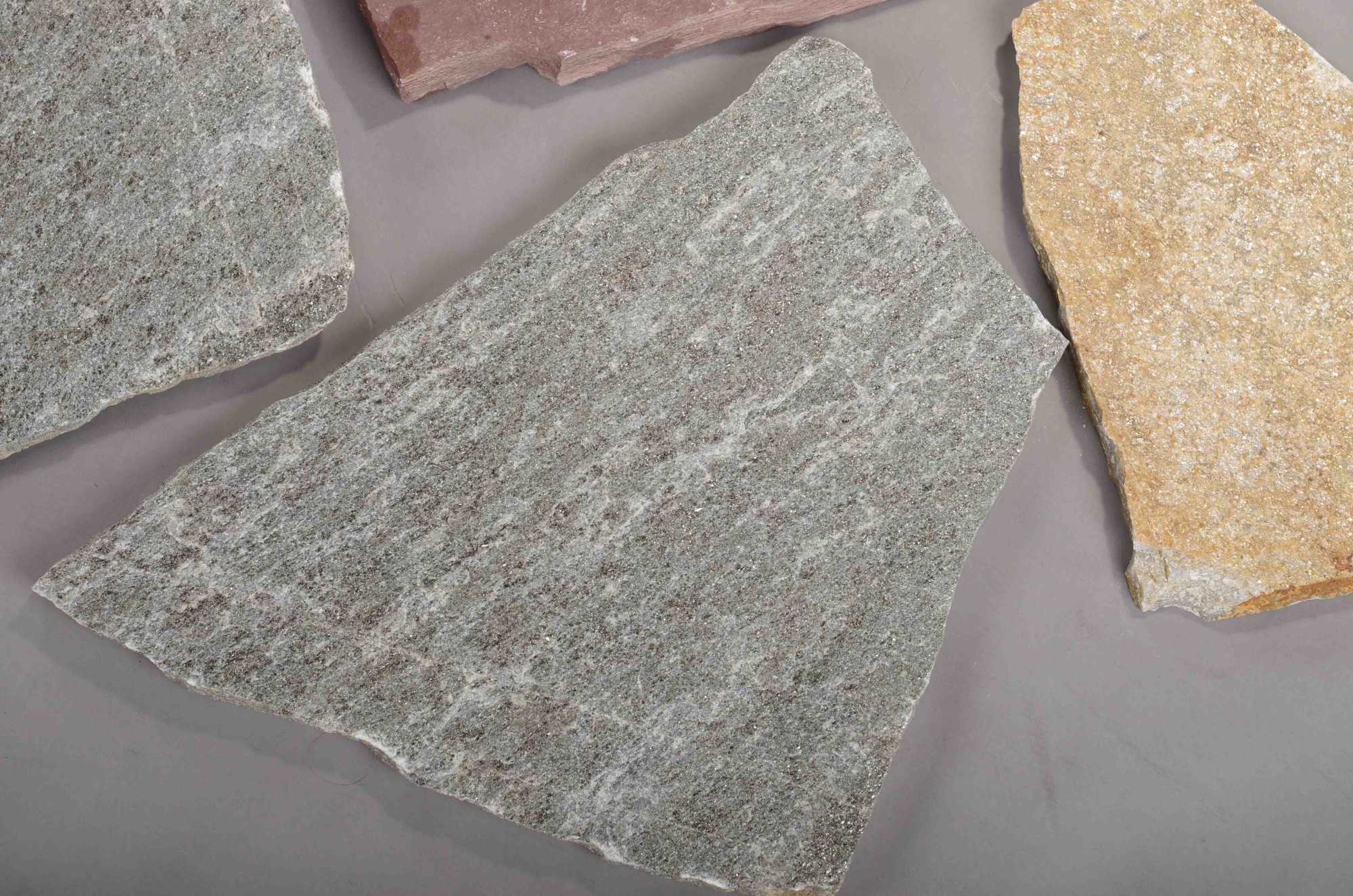 Плитняк златолит Уральский для цоколя, отмостки купить в Еманжелинске