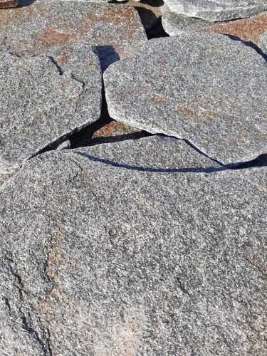 Златолит серебристый галтованный для цоколя купить в Еманжелинске